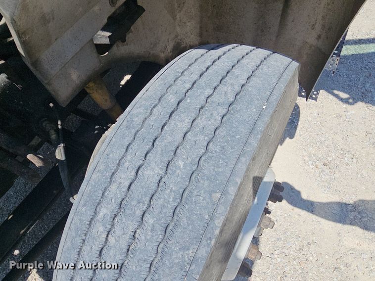 image for item DR3401 2000 International 9100i  semi truck