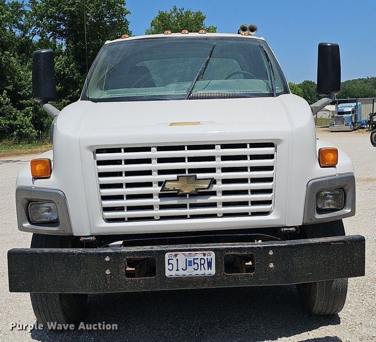 image for item DR3404 2005 Chevrolet C8500  truck cab and chassis