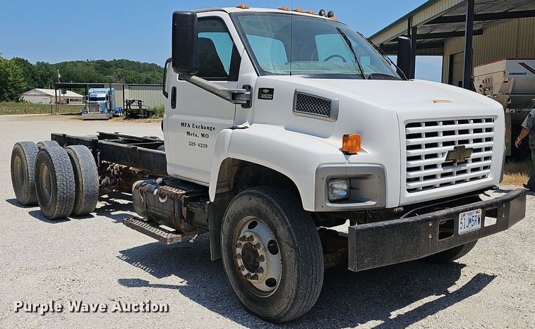 image for item DR3404 2005 Chevrolet C8500  truck cab and chassis