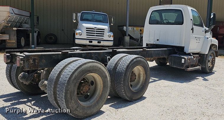 image for item DR3404 2005 Chevrolet C8500  truck cab and chassis