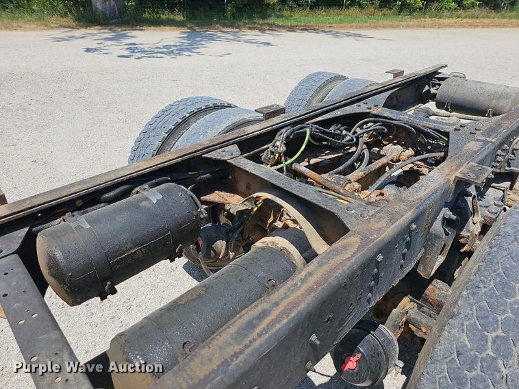 image for item DR3404 2005 Chevrolet C8500  truck cab and chassis