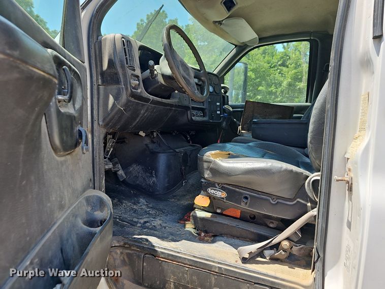 image for item DR3404 2005 Chevrolet C8500  truck cab and chassis