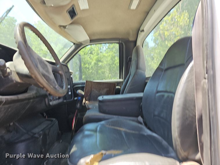 image for item DR3404 2005 Chevrolet C8500  truck cab and chassis