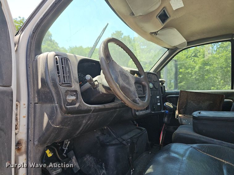 image for item DR3404 2005 Chevrolet C8500  truck cab and chassis