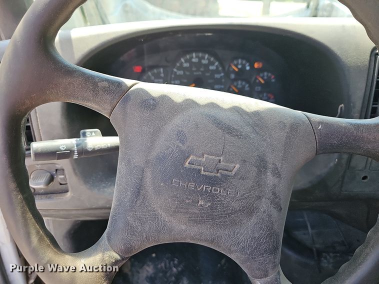 image for item DR3404 2005 Chevrolet C8500  truck cab and chassis