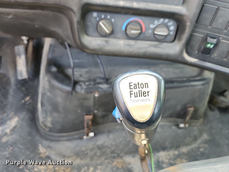 image for item DR3404 2005 Chevrolet C8500  truck cab and chassis