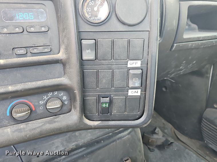 image for item DR3404 2005 Chevrolet C8500  truck cab and chassis