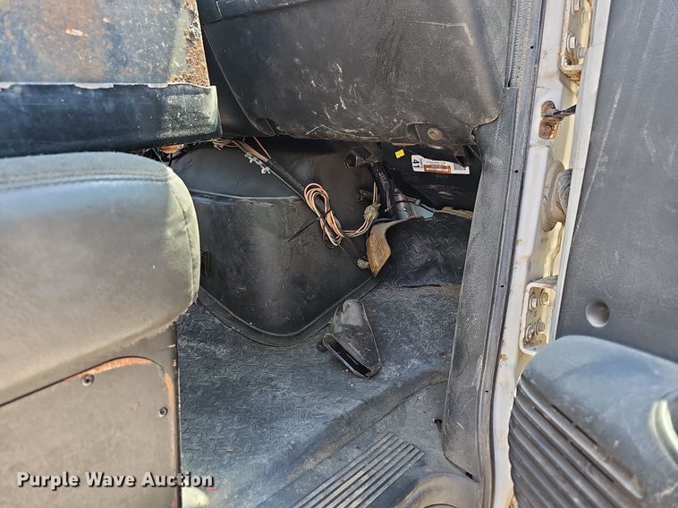 image for item DR3404 2005 Chevrolet C8500  truck cab and chassis