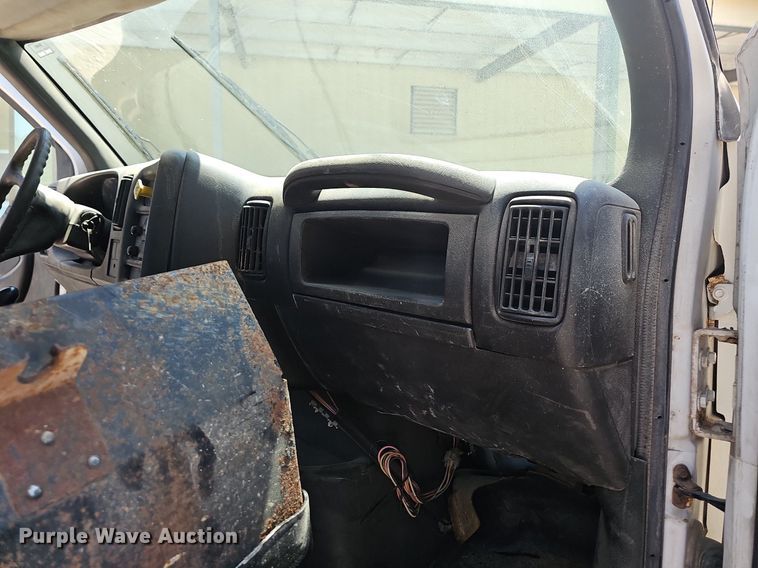 image for item DR3404 2005 Chevrolet C8500  truck cab and chassis