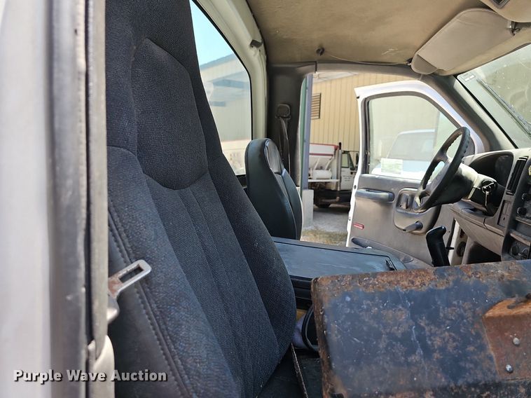 image for item DR3404 2005 Chevrolet C8500  truck cab and chassis