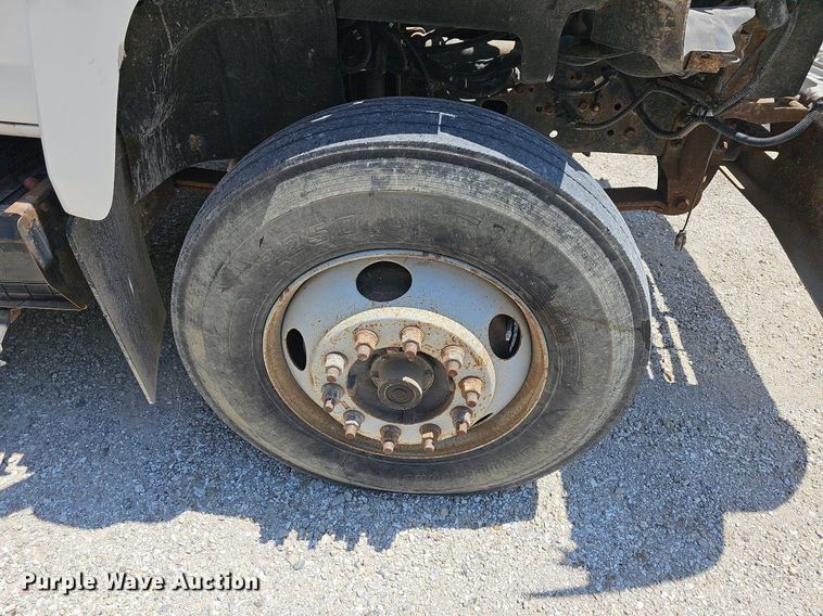 image for item DR3404 2005 Chevrolet C8500  truck cab and chassis