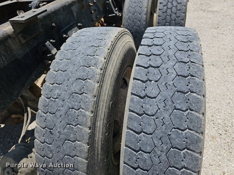 image for item DR3404 2005 Chevrolet C8500  truck cab and chassis