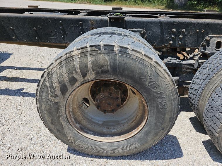 image for item DR3404 2005 Chevrolet C8500  truck cab and chassis