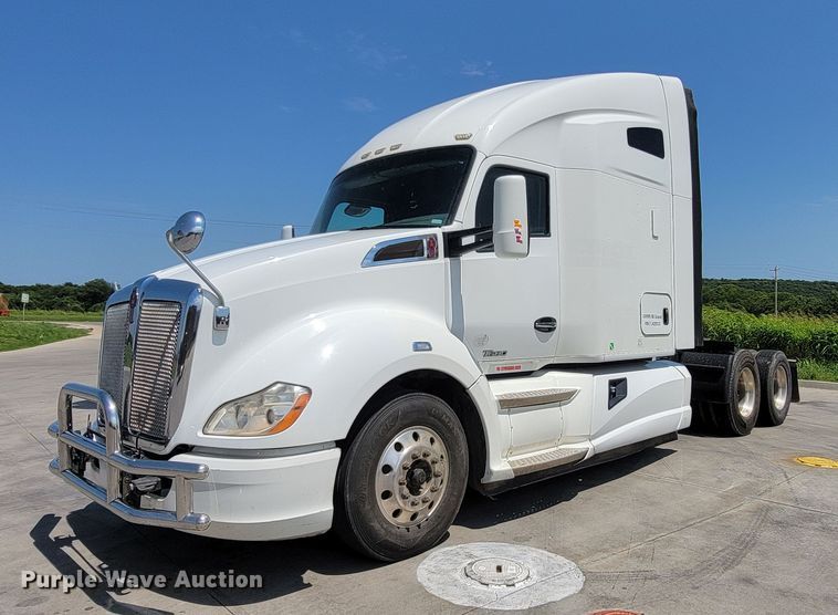 image for item HY9035 2015 Kenworth T680  semi truck