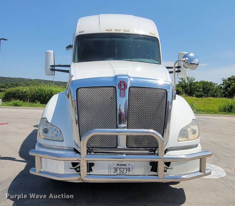 image for item HY9035 2015 Kenworth T680  semi truck