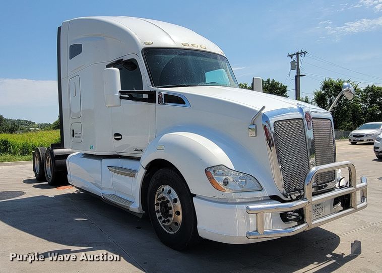 image for item HY9035 2015 Kenworth T680  semi truck