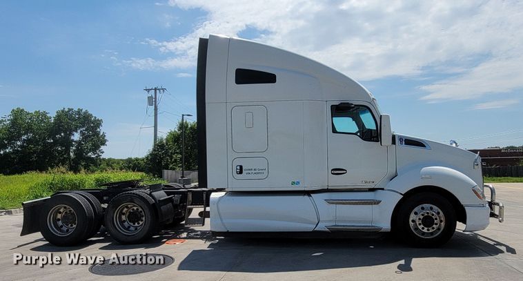 image for item HY9035 2015 Kenworth T680  semi truck