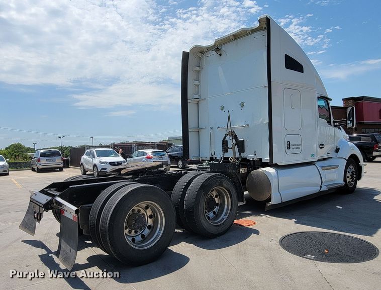 image for item HY9035 2015 Kenworth T680  semi truck