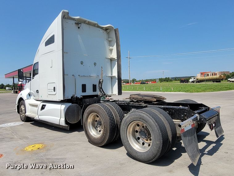 image for item HY9035 2015 Kenworth T680  semi truck
