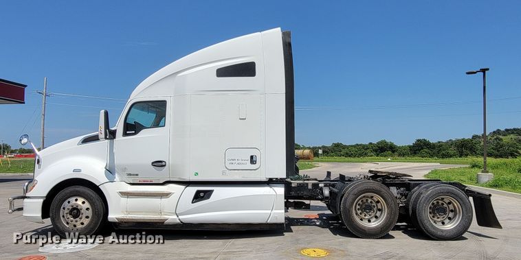 image for item HY9035 2015 Kenworth T680  semi truck