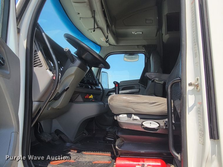 image for item HY9035 2015 Kenworth T680  semi truck