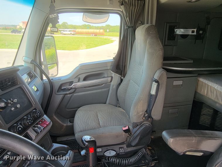 image for item HY9035 2015 Kenworth T680  semi truck