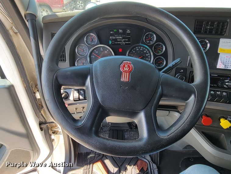 image for item HY9035 2015 Kenworth T680  semi truck