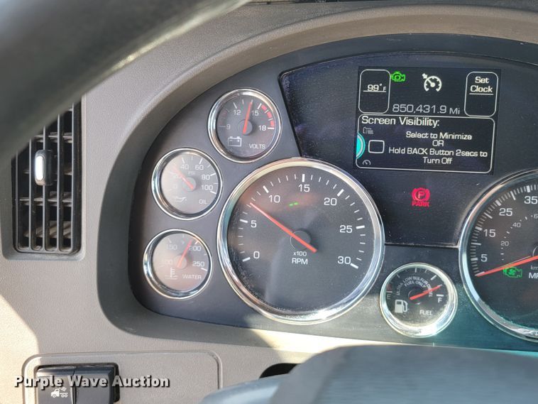 image for item HY9035 2015 Kenworth T680  semi truck