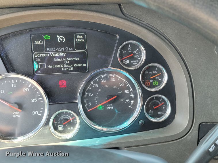 image for item HY9035 2015 Kenworth T680  semi truck