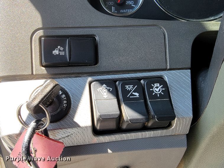 image for item HY9035 2015 Kenworth T680  semi truck