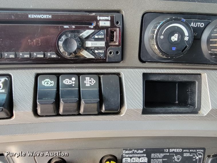 image for item HY9035 2015 Kenworth T680  semi truck