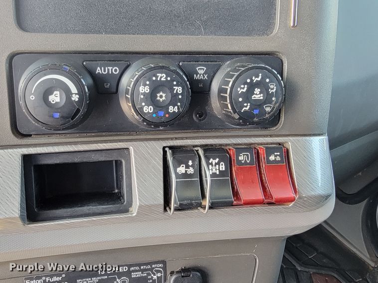 image for item HY9035 2015 Kenworth T680  semi truck