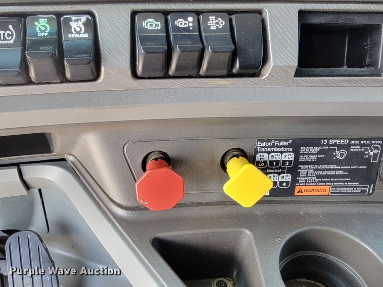 image for item HY9035 2015 Kenworth T680  semi truck