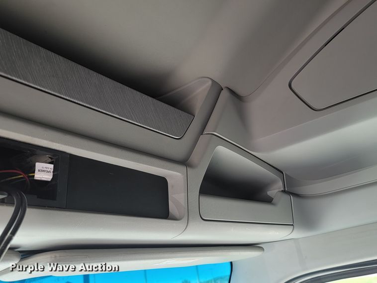 image for item HY9035 2015 Kenworth T680  semi truck