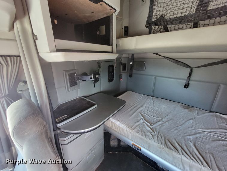 image for item HY9035 2015 Kenworth T680  semi truck