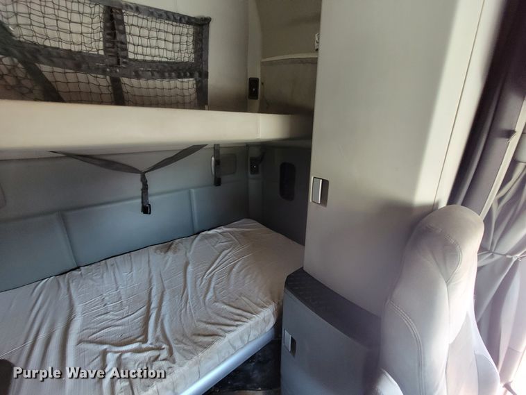 image for item HY9035 2015 Kenworth T680  semi truck