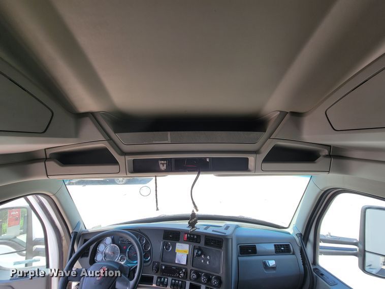 image for item HY9035 2015 Kenworth T680  semi truck