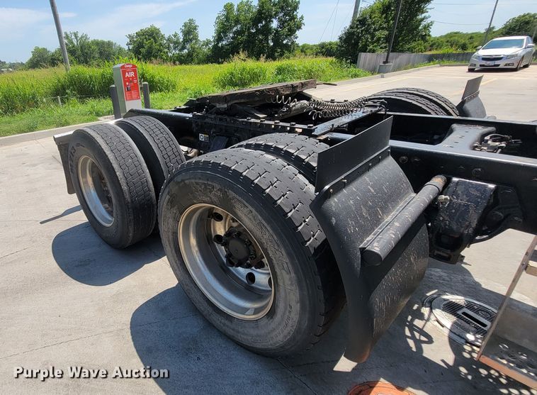 image for item HY9035 2015 Kenworth T680  semi truck