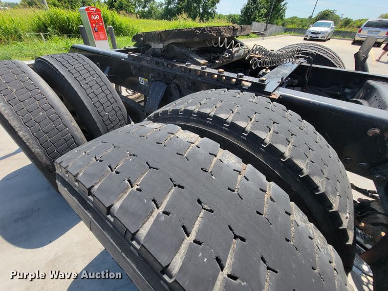 image for item HY9035 2015 Kenworth T680  semi truck