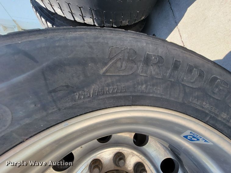 image for item HY9035 2015 Kenworth T680  semi truck