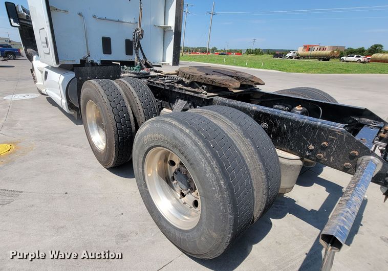 image for item HY9035 2015 Kenworth T680  semi truck