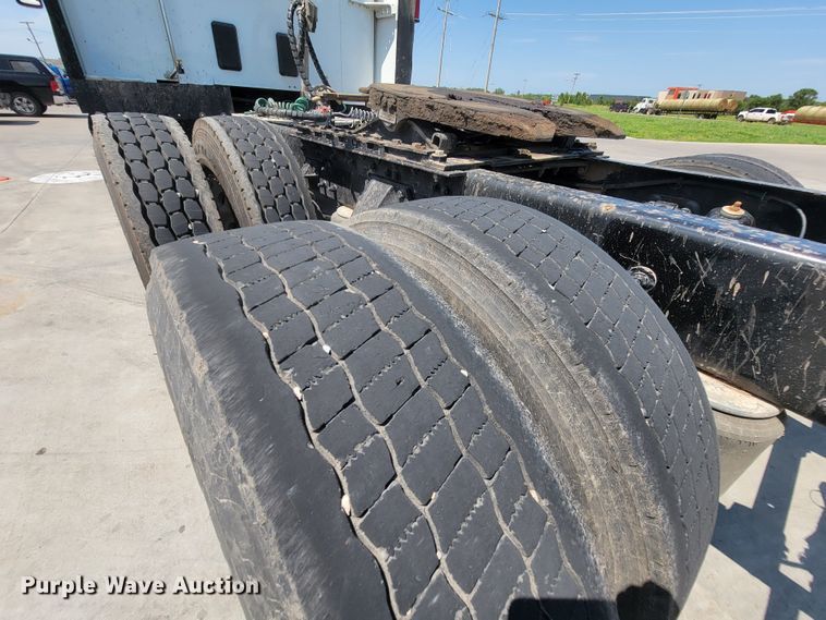 image for item HY9035 2015 Kenworth T680  semi truck