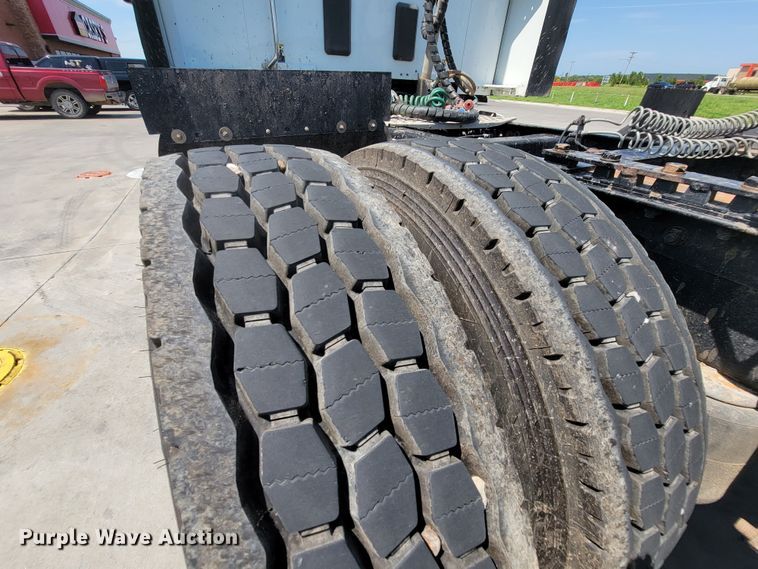 image for item HY9035 2015 Kenworth T680  semi truck