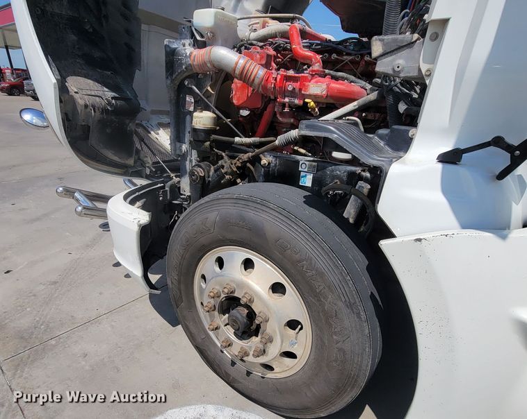 image for item HY9035 2015 Kenworth T680  semi truck