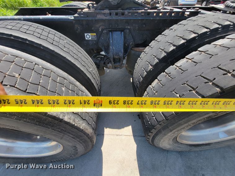 image for item HY9035 2015 Kenworth T680  semi truck