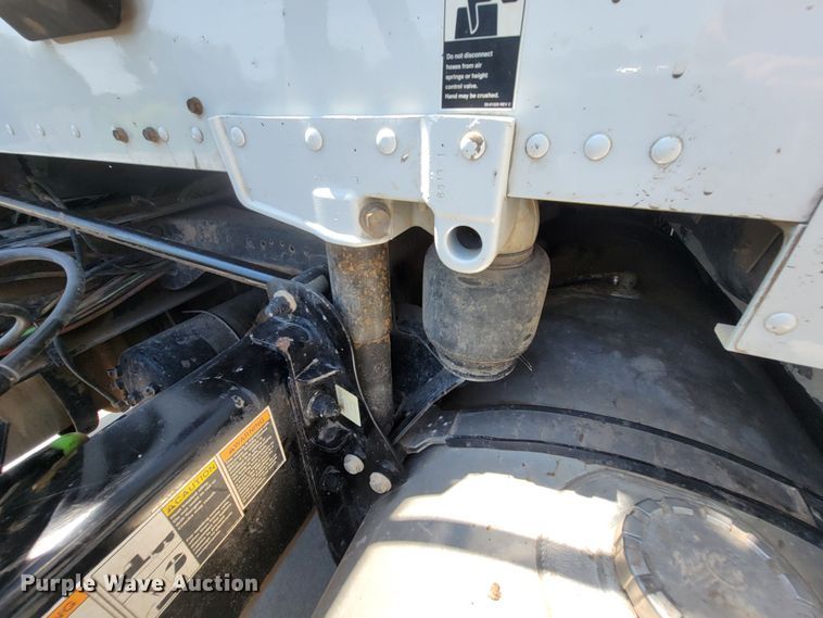 image for item HY9035 2015 Kenworth T680  semi truck