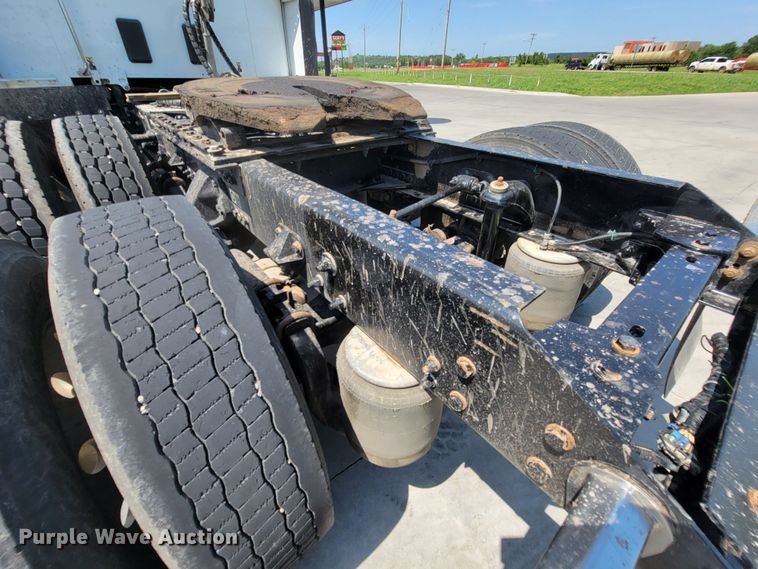 image for item HY9035 2015 Kenworth T680  semi truck