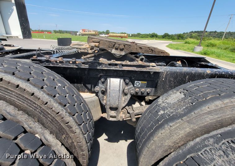 image for item HY9035 2015 Kenworth T680  semi truck