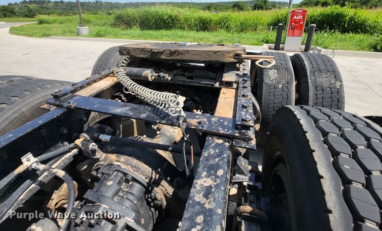 image for item HY9035 2015 Kenworth T680  semi truck