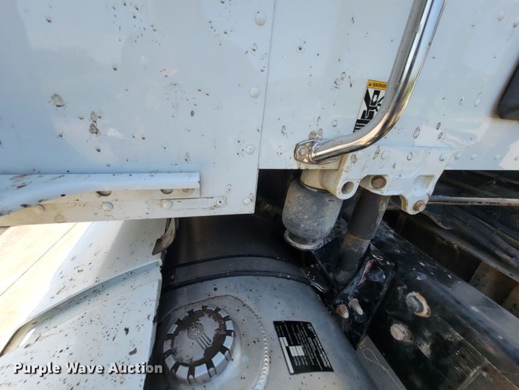 image for item HY9035 2015 Kenworth T680  semi truck